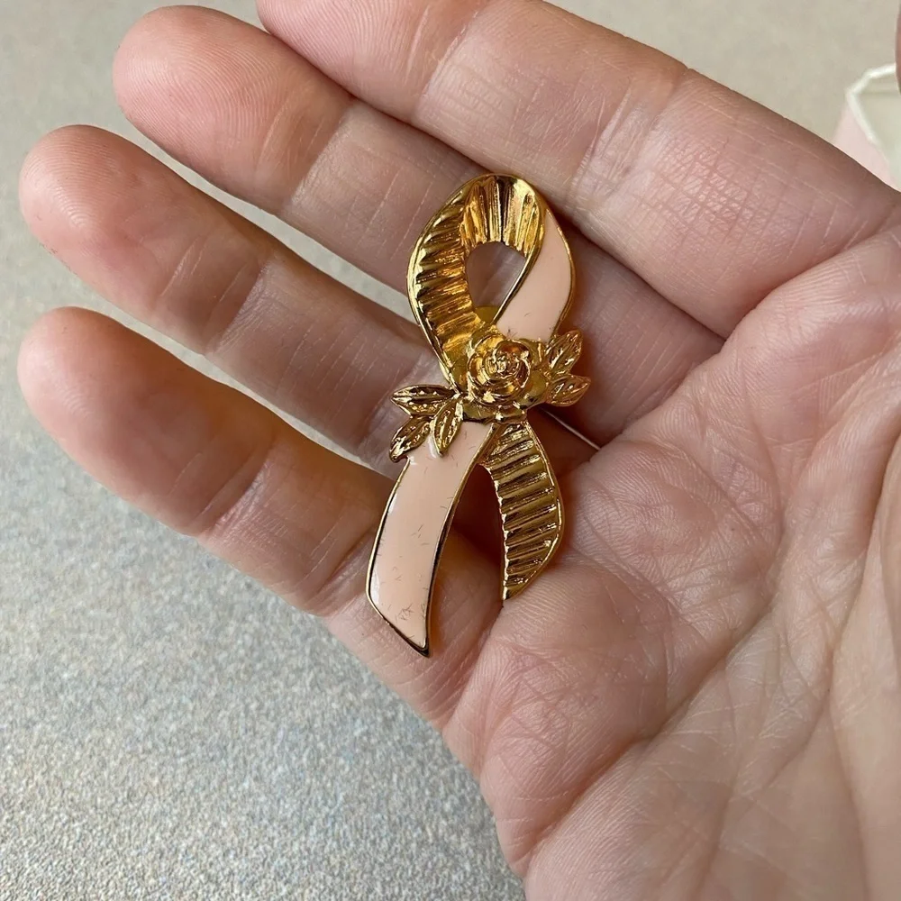 New in box Avon 1993 Breast Cancer Awareness Rose Enamel Pin